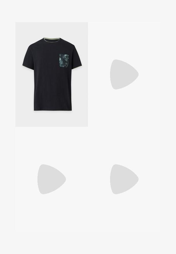 Zwart T-shirt met korte mouwen, groene biezen aan de kraag en mouwen, en een donker bloemig patroon op het borstzakje aan de linkerkant.; Lichtbeige linnen broek met een trekkoord in de taille, rechte snit, voorzakken en een gladde textuur. Minimalistisch ontwerp zonder patronen.; Zwarte flip-flop met textuur in de bandjes, platte zool en gekartelde rand. Gemaakt van rubber met een gladde afwerking en minimalistisch ontwerp.; Zwarte canvas tas met twee schouderbanden en een subtiel, ingebosseleerd cirkelvormig ontwerp aan de voorkant.