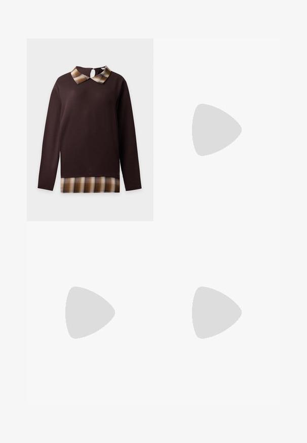 Langærmet mørkebrun top med beige og brun ternet krave og kantdetalje, nøglehulsknaplukning ved nakken bagpå.; Sorte tætsiddende jeans lavet af denim med en frynset kant ved anklen, to forlommer og en knaplukning i taljen.; Brune kunstlæder stiletter med spidse tæer og krokodilletekstur, der har en slank, vinklet hæl og en glat inderside.; Mørk burgunderglans håndtaske med et enkelt tyndt håndtag og en elegant, trapezformet form på en ensartet lys baggrund.