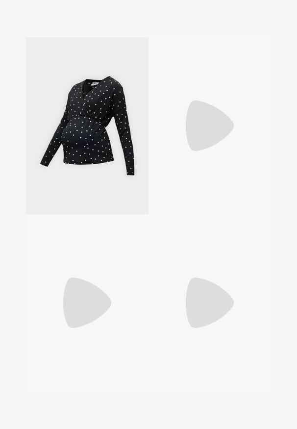 Sort langærmet maternity top med hvide polkaprikker og et omslagsfront.; Graviditetsjeans i mørkeblå denim. Slim fit med et strækbart, støttende mavebånd. Har sidelommer med lynlås ved anklen.; Sort laklæder Mary Jane-flad sko med to udskæringer og en guldbuckelrem på hvid baggrund.; Sort lædertaske med to lange håndtag og en let buet topkant, vist mod en ensfarvet lys baggrund.