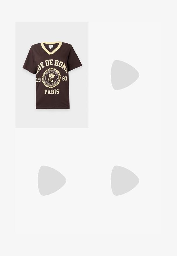 Brun T-shirt med V-hals og cremefarvet krave samt teksten "RUE DE ROME 1983 PARIS" og et cremefarvet rosemblem i midten.; Leopardmønstret bukser med slim fit, knaplukning og syning i taljen samt let stræk for komfort.; Mørkebrun patentlæder ankelstøvle med krokodillemønster, blokhæl og trækstrop bagpå mod hvid baggrund.; Brun lakeret håndtaske med rektangulær form, to lange håndtag og subtile buede detaljer på fronten.