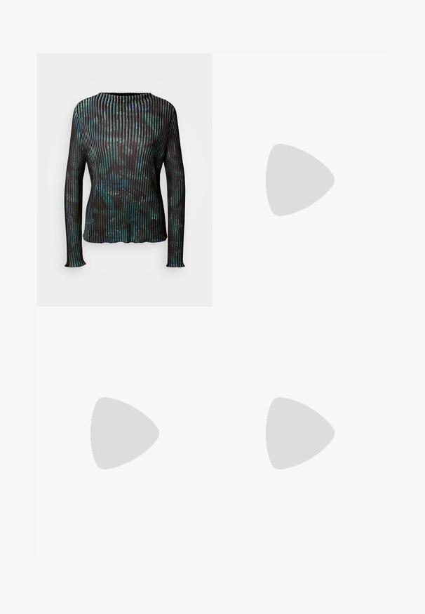 Marc Cain T-shirt à manches longues - dark jade green; Pantalons large en noir avec un tissu tissé lisse ; dotés d'une fermeture à bouton et d'un design plissé pour une silhouette structurée.; Bottine en cuir noir avec bout pointu et petit talon, présentée devant un mur en blocs de verre et un sol poli.; Sac à main rectangulaire noir Calvin Klein avec une seule sangle supérieure, un charm logo argenté et une petite fermeture à rabat sur le devant.