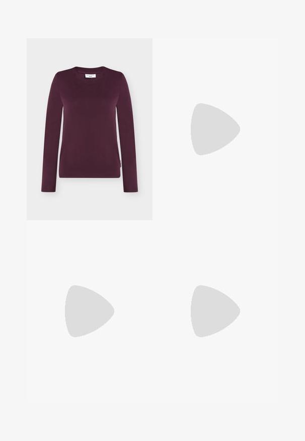 Effen donkerpaarse langemouwenshirt met ronde hals, weergegeven op een witte achtergrond, zonder zichtbare patronen of designs.; Kruidige, donkerblauwe denim jeans met brede pijpen, contrasterende oranje stiksels, vijf zakken en een knoopsluiting. Gladtextuur stof.; Bordeaux leren enkellaars met een spitse neus en een chunky zwart geometrische hak; gladde textuur met minimale stikseldetails.; Zwarte leren tote bag met een gladde textuur, ronde vorm en een enkele schouderband met een ronde gouden hardware accent.