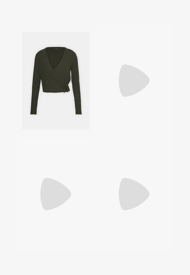 Olivgrüne Wickelbluse mit langen Ärmeln, gerippter Textur, V-Ausschnitt und einer gebundenen Akzentuierung in der Taille.; Olivengrüne Cargo-Hose mit einer figurschmeichelnden Passform, Seitentaschen, Rippdetails an den Knien und elastischen Bündchen an den Knöcheln.; Schwarze High Heels mit einer strukturierten Sohle, ausgestattet mit zwei silbernen Schnallen, gelben Nähten und einer Schlaufe hinten für einfaches Anziehen.; Silberne Creolen mit einem Kreuz- und Herz-Anhänger. Glatte, glänzende Textur mit polierter Oberfläche. Jeder Anhänger hängt an einem sicheren Ring.