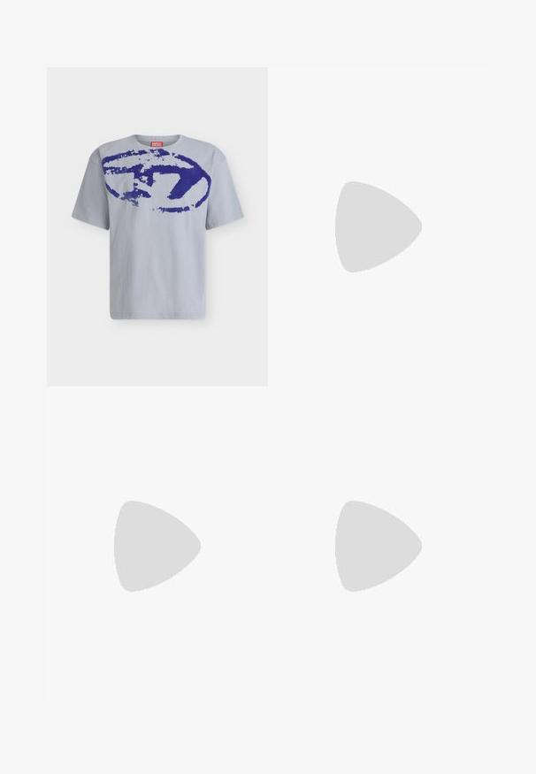 Lichtgrijs t-shirt met korte mouwen met een grote abstracte donkerblauwe print op de borst en een rood Diesel-label binnenin de kraag.; Lichtblauwe denim jeans met een rechte pasvorm, voorzien van voorzakken, een rits en subtiele vervagingen door de stof.; Zwarte leren enkelboot met een gestructureerd oppervlak, vetersluiting aan de voorkant, een hefboom aan de hiel en een dikke rubberen zool op een lichte achtergrond.; Zwarte, gestructureerde leren crossbodytas met voorvak met rits, verstelbare band en subtiel merklogo op een witte achtergrond.
