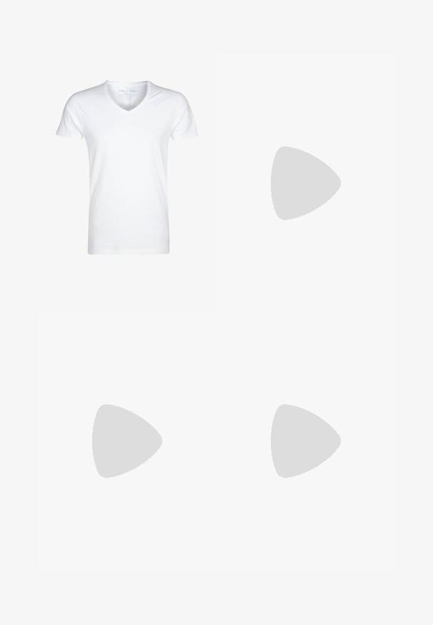 Weißes V-Ausschnitt-T-Shirt aus weichem Baumwollmaterial. Kurze Ärmel, entspannte Passform und minimale Nähte. Keine Muster oder Grafiken vorhanden.; Dunkelgrüne Cargo-Shorts aus strapazierfähigem Material, mit mehreren Seitentaschen, einem Kordelzugsaum und einem roten Etikettakzent.; Nike Sportswear P 6000 - Sneaker low - white/platinum tint; Schildpatt-Sonnenbrille mit braunen Verlaufslinsen, rechteckiger Form, dicken Rahmen und einem silbernen Logo-Akzent an der Seite.