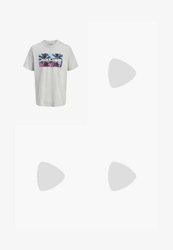 Wit T-shirt met korte mouwen met een frontprint van palmbomen in blauwe en roze zonsondergangskleuren, grote JACK & JONES tekst op de borst.; Lichtblauwe denim straight-leg jeans met zakken, koperen nieten en een knoopsluiting. Kenmerkt een vervaagd ontwerp en een schone afwerking.; Witte sneaker met zwarte en grijze accenten, voorzien van een grijze neus met textuur, zwarte rubberen zool en platte witte veters. Schoon ontwerp, minimalistische stijl.; Zwarte rechthoekige zonnebril met dikke monturen en donker getinte glazen, schuin geplaatst op een witte achtergrond.