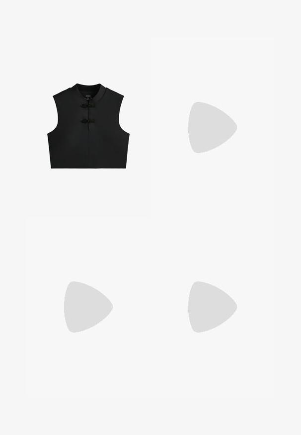 Schwarzes ärmelloses Crop-Top mit Mandarinkragen und zwei dekorativen knotenförmigen Knopfverschlüssen vorne.; Schwarze eng anliegende Leggings mit hohem Bund und glattem Stoff, flach auf einem weißen Hintergrund dargestellt.; Schwarze Wildledersneaker mit drei weißen Streifen, goldenem Logo und brauner Gummisohle. Merkmale ein niedrigprofiliertes Schnürdesign.; Schlanke schwarze ovale Sonnenbrille mit dunklen Gläsern und geraden Bügeln, liegend auf einer weißen Oberfläche.