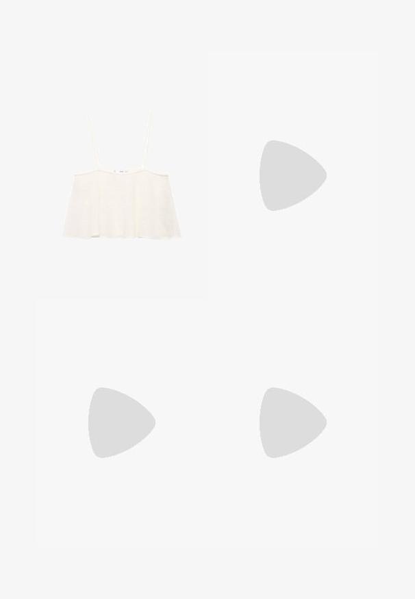 Hvid ærmeløs top i tekstureret strikket stof, med tynde stropper og en slank A-formet silhuet. Enkel og minimalistisk design.; Bredde bukser lavet af mørkegrå stof med en glat tekstur. Har en mellemhøj talje og ingen synlige lukninger eller udsmykninger.; Brun mule-sandal med vævet læderoverdel, åben tå og blokhæl på hvid baggrund.; Sort læder tote taske med lange slanke håndtag, en tekstureret overflade og en bred åben top.