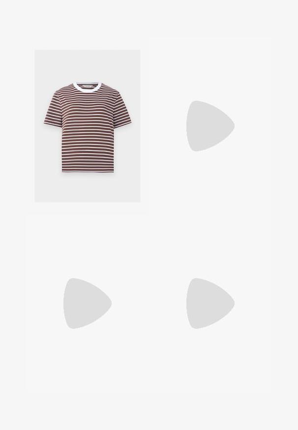 Braun-weiß gestreiftes T-Shirt mit kurzen Ärmeln und weißem rundem Halsausschnitt.; Schwarze, taillierte Hose mit einem schlanken Schnitt, weitem Saum, flachem Vorderteil und ohne sichtbare Taschen. Hergestellt aus glattem Stoff mit minimalen Nähten.; Rosa Wildleder Ballettschuhe mit spitzer Zehenform, einem einzigen Riemen mit Schnalle über dem Rist und einer glatten, matten Oberfläche.; Beigefarbener Ledergürtel, zusammengerollt mit rechteckiger goldener Schnalle und mehreren Einstelllöchern auf weißem Hintergrund.