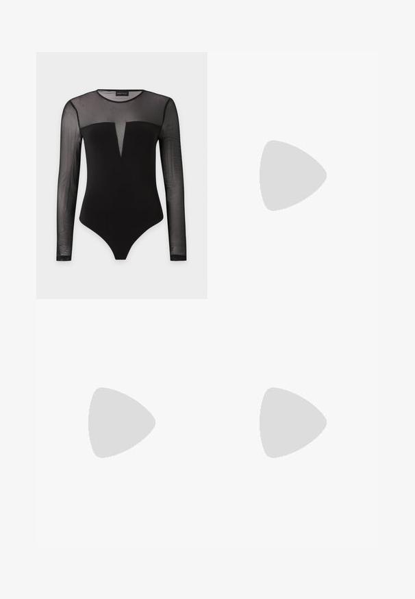 Body noir ajusté avec manches longues transparentes et haut de la poitrine, avec un détail en V profond sur le devant.; Jupe A-line marron avec une taille élastique, texture tricotée lisse et légère évasement au bas, sur un fond clair uni.; Bottes noires hauteur genou avec semelle épaisse et finition lisse, présentant un bout arrondi et une tige légèrement plissée.; Petit sac à main en cuir marron avec poignée supérieure, bandoulière amovible et rabat avant accentué par une bande horizontale en cuir.