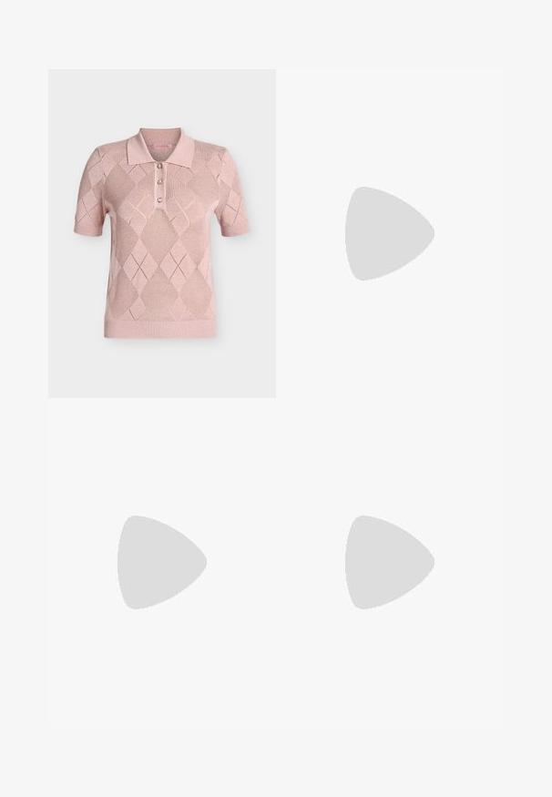 Polo en maille rose clair à manches courtes avec motif losanges et trois boutons décoratifs sur la patte de boutonnage.; Jean noir à jambes larges en tissu résistant. Doté d'une fermeture à bouton à l'avant, de passants de ceinture et de deux poches avant. Texture lisse et uniforme.; Ballerine plate à bout pointu couleur crème avec un motif de rayures tigre orange, dotée d'une bride latérale avec une boucle décorative, tige en tissu doux et semelle plate.; Sac à main rectangulaire en cuir vert bicolore avec fermeture à rabat, boucle frontale et bandoulière amovible avec attaches dorées.