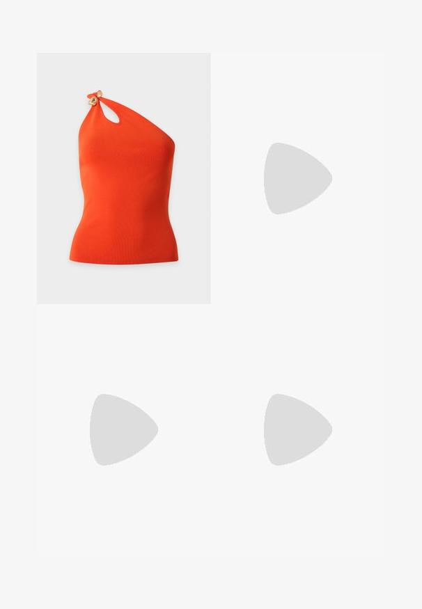 Knallig orangefarbiges ärmelloses Top mit einem Schulterträger, kleinem Schlüsselloch-Ausschnitt nahe dem Hals und zwei goldenen Zierknöpfen.; Hellblaue Denim-Shorts mit einem verblassten Finish, ausgestattet mit einem Fünf-Taschen-Design, sichtbaren Nähten und einem Metallknopfverschluss am Bund.; Filippa K REY FLATS - Klassischer Ballerina - bright red; Rechteckige Tasche mit gelbem und schwarzem Blumenmuster und geflochtenem gelb-pinkem Griff auf weißem Hintergrund.