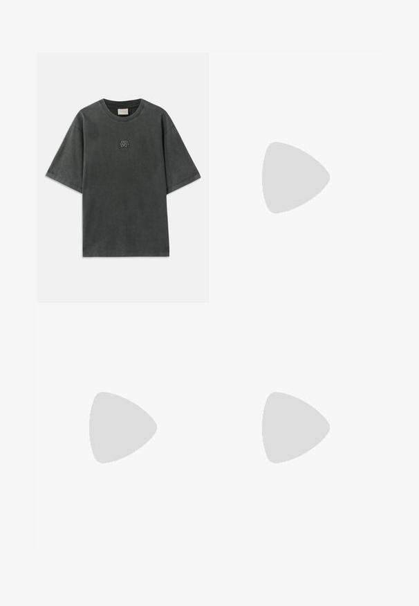 Σκούρο γκρι oversized κοντομάνικη μπλούζα με στρογγυλή λαιμόκοψη και μικρό κεντημένο σχέδιο κόμβου στο κέντρο του στήθους.; Γκρίζες βαμβακερές σορτς με ελαστική μέση και λευκό λογότυπο κάτω δεξιά. Μαλακή υφή, μήκους μέχρι το γόνατο.; Λευκό δερμάτινο αθλητικό παπούτσι με στρογγυλεμένη μύτη, επίπεδη σόλα και κλείσιμο με κορδόνια. Διαθέτει ραφές ως διακοσμητικά στοιχεία και επενδεδυμένο γιακά για άνεση.; Μαύρη τσάντα ώμου σε σχήμα ημισελήνου με επενδεδυμένο ρυθμιζόμενο λουράκι και δύο μπροστινές θήκες με φερμουάρ και ταινίες έλξης.