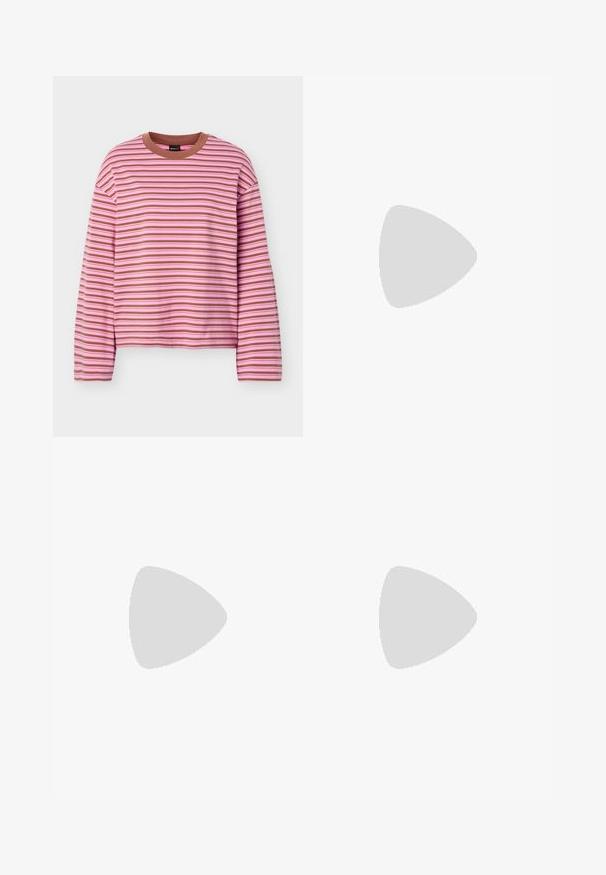 Camisa de manga larga con rayas horizontales en rosa y marrón y un cuello redondo sólido marrón sobre un fondo blanco.; Vaqueros de mezclilla azul claro con cintura alta, diseño de pierna ancha, estilo clásico de cinco bolsillos y un sutil desgaste en la tela.; Zapatillas deportivas rosas con una combinación de materiales lisos y texturizados. Incluyen un acento burdeos en el talón y una suela de goma blanca.; Bolso brillante color rosa con dos asas superiores, una correa de hombro desmontable y detalles decorativos de costura. Forma compacta y estructurada.