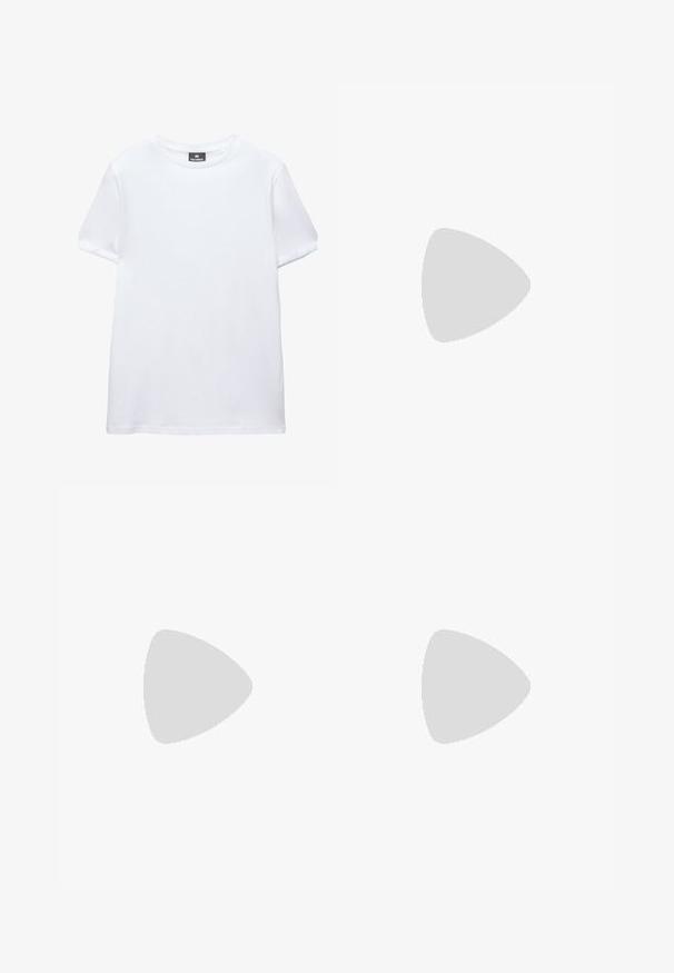 Einfaches weißes T-Shirt mit kurzen Ärmeln und Rundhalsausschnitt mit einem schwarzen Pull&Bear-Etikett innen am Kragen, abgebildet auf weißem Hintergrund.; Olivegrüne Hose mit Kordelzugbund, geradem Bein, weicher Stoffstruktur und einem dezenten Logotag vorne.; Brauner Leder-Bootsschuh mit weißen Nähten, Schnürdetails und hellbrauner Gummisohle, seitlich auf weißem Hintergrund gezeigt.; Ray-Ban Sonnenbrillen mit grünen Gläsern, schwarzen Kunststoffrahmen und goldenen Akzenten an den Rändern. Quadratische Form mit matter Oberfläche.