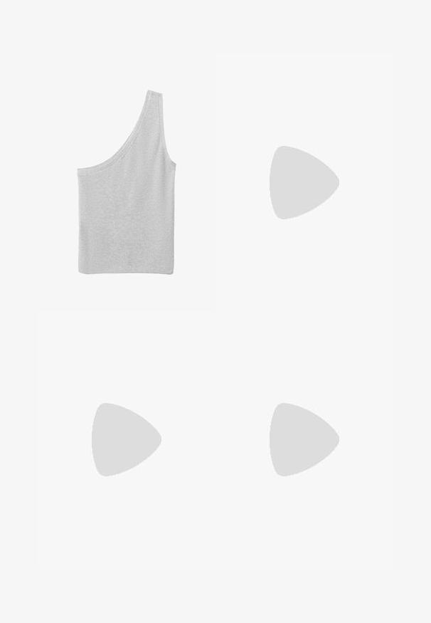 Débardeur en maille côtelée gris clair avec une épaule dénudée et un décolleté asymétrique.; Pantalon blanc taille haute à jambes fuselées, avec plis, bouton à l'avant, poches latérales et bas élastiqués resserrés aux chevilles.; Sneakers en suede noir avec trois bandes blanches, logo doré et semelle en caoutchouc marron. Présente un design à lacets à profil bas.; Lunettes de soleil aviateur noires oversize avec des verres teintés foncés, affichées sur fond blanc.