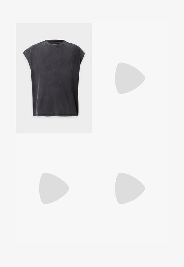 Schwarzes ärmelloses T-Shirt mit Rundhalsausschnitt, lässiger, kastiger Passform und leicht abgesenkten Schultern auf einfarbigem Hintergrund.; Blaue Jeans aus Denim mit geradem Bein, fünf Taschen und passendem Stich. Der Stoff hat eine glatte Textur mit leichter Ausbleichung.; Schwarze Leder-Ankle-Boots mit spitzer Zehenpartie, minimalen Nähdetails, einem mittelhohen Blockabsatz und einer glatten, polierten Oberfläche.; Schwarzer Ledergürtel mit matter Oberfläche, rechteckiger Metallschnalle und glatter Textur. Verfügt über ein klares Design ohne sichtbare Muster.