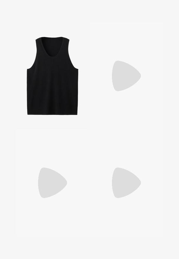 Zwarte mouwloze gebreide tanktop met ronde halslijn en rechte zoom, plat weergegeven op een witte achtergrond.; Zwarte op maat gemaakte shorts met riemlussen, voorplooien en zijzakken, plat neergelegd op een witte achtergrond.; Zwarte sandalen hebben twee verstelbare banden, een textuur bovenmateriaal en een gevoerde zool met een stevige bodem voor grip.; Zwarte ovalen zonnebril met donker getinte glazen en dikke glanzende monturen, van voren getoond tegen een witte achtergrond.