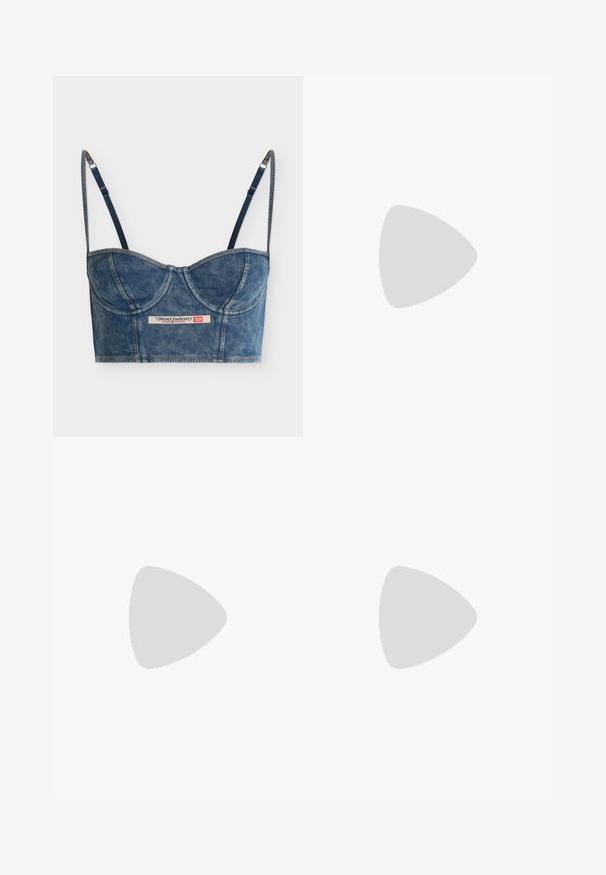 Sinine lühendatud denim-bustier top reguleeritavate õhukeste rihmadega, tassis olevate detailidega ja Diesel Industry sildiga ees keskel.; Lainelised tuhmiks kulunud sinised teksapüksid, millel on kulunud detailid, esimesed ja küljetaskud ning nööbiga ja luku sulgur.; Punane cowboy saabas kõrge, laieneva kontsaga. Valmistatud läikivast materjalist, millel on reljeefsed läänestyle musterid varrel. Terav nina vorm.; Punane lakknahast kott, millel on kõver ja ergonoomiline kuju, õhuke reguleeritav rihm ning esiküljel peen logo.