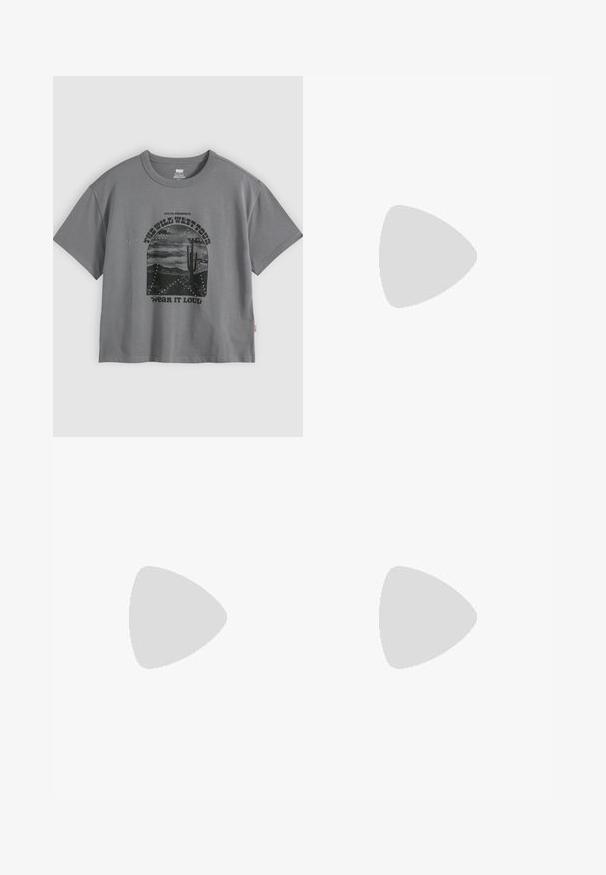 T-shirt gris Levi's avec un imprimé noir représentant un paysage désertique, un cactus, un contour d'étoile, et les textes "The Wild West Tour" et "Wear It Loud" à l'avant.; Shorts en denim de couleur bleu clair avec une coupe classique, présentant des poches avant, un zip et des détails de couture au niveau de l'ourlet.; Botte de cowboy en cuir noir avec bout pointu, talon bloc incliné, couture décorative et languettes en haut sur fond blanc.; Sac à épaule en cuir marron avec une forme courbée, présentant un détail de boucle proéminent, des coutures contrastantes et une seule bandoulière.