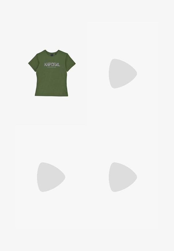 Olivgrünes Baumwoll-T-Shirt mit kurzenÄrmeln, Rundhalsausschnitt und einem weißen Drucklogo "KAPORAL DAYDREAM BELIEVER".; Dunkelgrüne Leinen-Shorts mit einem Kordelzugbund. Verfügt über seitliche Taschen und einen geraden Schnitt. Glatte Textur mit subtiler sheen.; Weiße Ledersneaker mit beigen Akzenten, flacher Gummisohle, runder Zehenpartie und kontrastierendem Logo an der Seite und Rückseite. Mit Schnürdesign.; Uhr mit grünem Ziffernblatt und Band aus Edelstahl in Gold und Silber. Verfügt über Chronographen-Subdials, ein Datumsfenster und goldene Akzente auf den Zeigern und Markierungen.