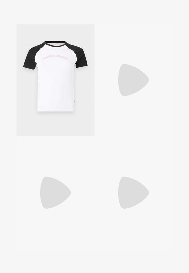 Witte T-shirt met zwarte raglanmouwen en "Guess Jeans" in lichtroze op de borst gedrukt.; Lichtblauwe flared jeans van denim met vijf zakken, een hoge taille en stikselDetails. De stof heeft een licht vervaagde wassing en een gladde textuur.; Zwarte slingback kittenheel met puntige neus en metalen logodetail, zwevend bij een reflecterend oppervlak en een metalen rek met papieren.; Romige Calvin Klein leren schoudertas met gebogen bovenrand, zilveren rits en donkerbruine verstelbare riem.