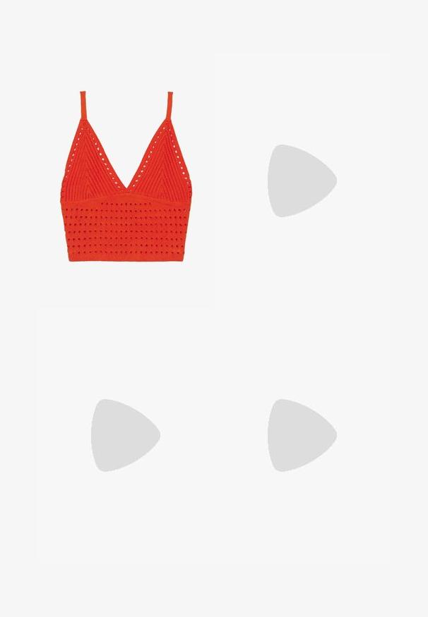 Haut de bikini en tricot rouge avec un décolleté en V, de fines bretelles, un motif texturé avec des trous, et une bande ajustée en bas.; Jupe longue orange à plusieurs volants avec une ceinture élastique et des panneaux de tissu froncés créant une silhouette fluide.; Sandale à glissière en cuir marron avec deux brides à boucles métalliques et une semelle épaisse noire sur une surface extérieure carrelée.; Lunettes de soleil en écaille de tortue marron avec une forme vintage de lunettes cat-eye et des verres marron. Présente des branches courbées avec des accents rouges.