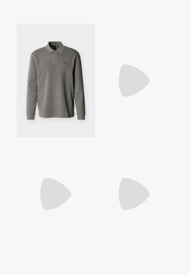 Langærmet grå polo med to knapper og ribbestruktur, med et lille "BOSS"-logo broderet på venstre bryst.; Mørkeblå kordfløjl bukser med glat front, to forlommer og en enkelt knaplukning. Blød tekstur, let taperede ben.; Sort lav-sko i læder med snøre og "BOSS"-logo, der svæver over en glat betongulv nær glasblokke.; Sort crossbody taske med et struktureret stof, logo på fronten, lynlås lukning og justerbar rem. Har en glat læderkant.