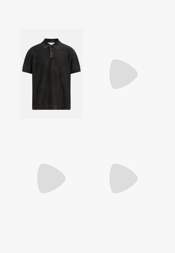Polo de punto negro de manga corta con tapeta de tres botones y cuello, puños y dobladillo acanalados, presentado sobre un fondo liso.; Jeans de mezclilla gris oscuro con un diseño de pierna recta, cinco bolsillos, cierre de botón y un ligero desgaste. Hechos de algodón con una textura suave.; Zapatilla deportiva negra con paneles de malla, suela texturizada, cordones y una silueta curvada con acentos plateados en los laterales.; Bolsa tipo cubo negra con cordón, hecha de tela texturizada; presenta un patrón sutil y una correa de cuero ajustable con un cierre metálico y detalles.