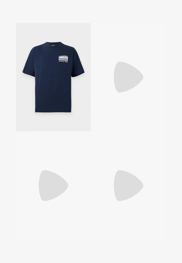 Ναυτικό βαμβακερό T-shirt με στρογγυλή λαιμόκοψη. Στο μπροστινό μέρος υπάρχει μια λευκή γραφιστική με το κείμενο "Giochi Invernali" σε ορθογώνιο σχέδιο. Κοντά μανίκια.; Γκρι φόρμες με ελαστική μέση, ίσια πόδια και διακριτές ραφές στο πλάι. Φτιαγμένες από μαλακό, ελαφρύ ύφασμα. Μινιμαλιστικός σχεδιασμός.; Λευκό αθλητικό παπούτσι με μαύρες και γκρί λεπτομέρειες, featuring ένα υφή γκρί καλύμμα δαχτύλου, μαύρη καουτσούκ σόλα και επίπεδες λευκές κορδόνες. Καθαρός σχεδιασμός, μινιμαλιστικό στυλ.; Μαύρη υφασμάτινη τσάντα με επίπεδο σχήμα, που διαθέτει έντονο λευκό κείμενο. Με κλείσιμο φερμουάρ στην κορυφή και λεπτομέρεια βρόχου στη μία πλευρά.