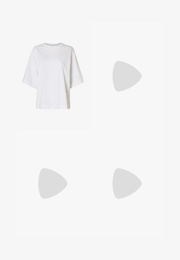 Loszittend wit T-shirt met korte mouwen, verlaagde schouders en een ronde hals op een effen achtergrond.; Wijde zwarte broeken van zacht materiaal, met scherpe plooien en een gestructureerde zwarte riem met een gouden gespaccent.; Zwarte leren instappers met een vlakke zool, gekenmerkt door een gestikt ontwerp en een subtiel bovenste detail. Glad textuur en een elegante silhouet.; Zwarte leren crossbodytas met verstelbare riem en zilveren rits, "Liebeskind Berlin"-logo in het midden aan de voorkant.