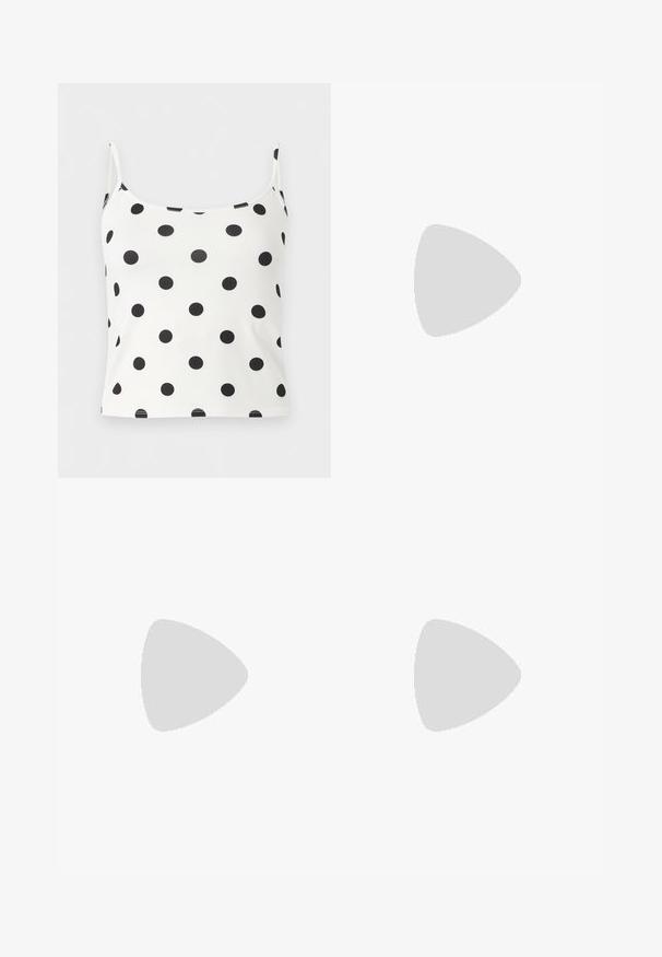 Biely crop top na tenkých ramienkach s rovnomerne rozmiestnenými čiernymi bodkami.; Džínsové kraťasy svetlomodrej farby s voľným strihom, klasickým päťvreckovým dizajnom a textúrovanou látkou so zvädnutým povrchom.; Čierna kožená slingback obuv so špicatou špičkou, tromi striebornými prackami vpredu a nízkym kitten podpätkom na bielom pozadí.; Čierna kabelka s krokodíľou textúrou, riaseným horným okrajom, zhromaždenou rukoväťou a šnúrkami s strapcami na každej strane na bielom pozadí.
