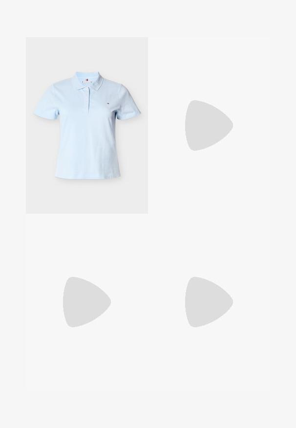 Lyseblå kortærmet polo-shirt med krave, fire knapper og lille logo på venstre bryst.; Mørkeblå slim-fit denim jeans med frontknap og lommer, vist fra forsiden mod en hvid baggrund.; Sort læder ankelstøvle med spids tå, glat tekstur og en struktureret blokhæl. Har et højt, foldet kravedesign.; Sølv hoop ørestik med en poleret overflade, prydet med små guld accenter og en rund form, båret på øreflippen.