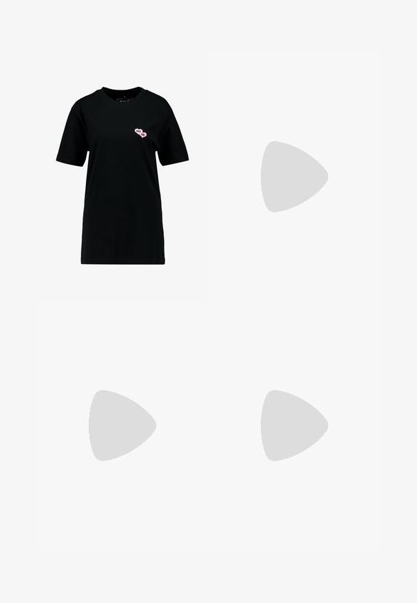 Zwarte katoenen t-shirt met ronde hals, voorzien van een roze hartvormige geborduurde tekst "F*** YOU" op de linkerborst.; High-waist zwarte spijkerbroek met voorste knoop en rits, twee voorzakken en taps toelopende pijpen op een witte achtergrond.; Zwarte hooggesloten canvas sneaker met witte rubberen zool en witte veters, zijwaarts weergegeven op een witte achtergrond.; Grote zilveren creolen met een gepolijste metalen afwerking, met een glad, circulair ontwerp en een veilige sluiting.