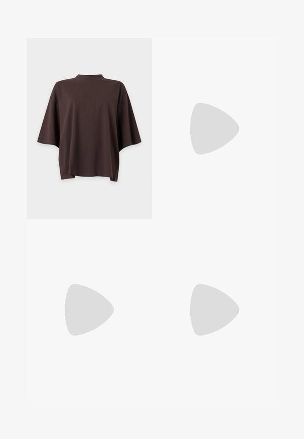 Haut ample à manches courtes brun foncé avec un col rond haut sur un fond clair uni.; Pantalons larges marron en tissu doux, dotés de plis à la taille et de poches latérales. Silhouette ajustée avec un ajustement confortable.; Chaussure à talon bas pour femme en cuir noir avec un bout pointu, une bride en T et une fermeture à boucle dorée, sur fond blanc.; Lunettes rectangulaires en écaille de tortue brune avec des verres transparents et des branches épurées, présentant une texture lisse et un design minimaliste.