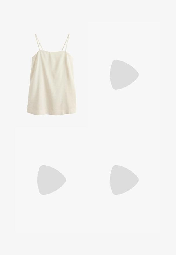 Vestido beige sin mangas de lino con finas tirantes ajustables, escote recto y silueta sencilla en línea A.; Shorts de mezclilla de lavado claro, de cintura alta, con un diseño de cinco bolsillos, cierre de botón y cremallera plateados, con dobladillo deshilachado y un ligero desgastado.; Chancla de dedo de cuero negro con suela acolchada y tiras anchas, mostrada de perfil sobre fondo blanco.; Bolso de paja trenzada con doble asa en la parte superior, logotipo bordado en negro "Coach New York", accesorios en oro y una correa de hombro a rayas desmontable.