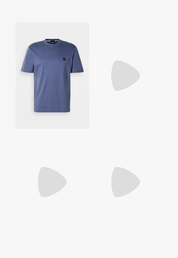 Camiseta de manga corta con cuello redondo en algodón azul apagado, que presenta un dobladillo redondeado y un pequeño logo negro en el pecho. Textura suave, diseño minimalista.; Pantalones grises hechos de una tela suave, con cierre de botón, bolsillos delanteros y un diseño ajustado.; Zapatilla negra BOSS con diseño de cordones, flotando sobre un suelo brillante, pared de ladrillos de vidrio y fondo con columna en un entorno interior moderno.; Cinturón de cuero de ante negro enrollado con hebilla metálica rectangular plateada sobre un fondo blanco liso.