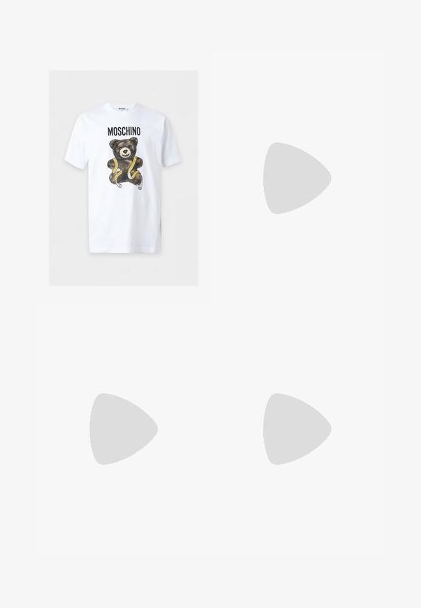 Λευκό κοντομάνικο μπλουζάκι με το κείμενο "MOSCHINO" πάνω από ένα καφέ αρκουδάκι τυλιγμένο με κίτρινη μεζούρα.; Μαύρες φόρμες με χαλαρή εφαρμογή, φτιαγμένες από μαλακό ύφασμα. Διαθέτουν ελαστική μέση και λευκό λογότυπο "Moschino" στο αριστερό μπουμπούκι.; Λευκό sneaker χαμηλής κοπής με σχέδιο κορδονιών, λείο συνθετικό επάνω μέρος και μοτίβο από καουτσούκ στη σόλα, σε απλό φωτεινό φόντο.; Μαύρη ναυλον τσάντα tote με διπλές επάνω λαβές, ρυθμιζόμενο λουρί ώμου και ανάγλυφη λεπτομέρεια λογότυπου. Λείο υλικό με προσαρτημένη ετικέτα.