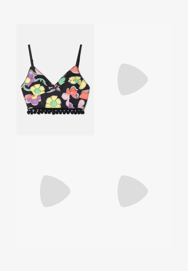 Mehrfarbiger Blumenmuster-Bralette mit schwarzem Hintergrund, dreieckigen Cups und schwarzem Pomponbesatz entlang des Saums. Verstellbare Träger sind enthalten.; Weite Hosen aus einem strukturierten Stoff mit einem goldenen und schwarzen Damaskmustern auf weißem Hintergrund, im hochgeschnittenen Design.; Schwarze High-Heels-Sandalen mit Satinriemen und großen runden Strass-Akzenten entlang des Schaftes und Knöchels, offenes Ze design.; Halskette aus goldfarbenem Metall in Form eines gebundenen Schals mit einem verstellbaren Kettenverschluss vor weißem Hintergrund.