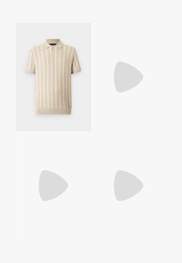 Beige Poloshirt mit vertikalen weißen Streifen, gerippter Textur und kurzen Ärmeln. Verfügt über eine Knopfleiste mit zwei Knöpfen und einen gestrickten Kragen.; Weiße, leichte Leinenhosen mit einem Kordelzugsbund. Gerades Bein, minimale Textur und keine sichtbaren Muster oder Metallteile.; Brauner Wildleder-Loafer mit gesteppten Details, der über einem beigen Teppich schwebt, mit orangenen, durchscheinenden Möbeln im Hintergrund.; Brauner Ledergürtel mit silberner, rechteckiger Schnalle und kleinem rechteckigem Logotag mit rotem, weißem und schwarzem Design in der Nähe der Schnalle.