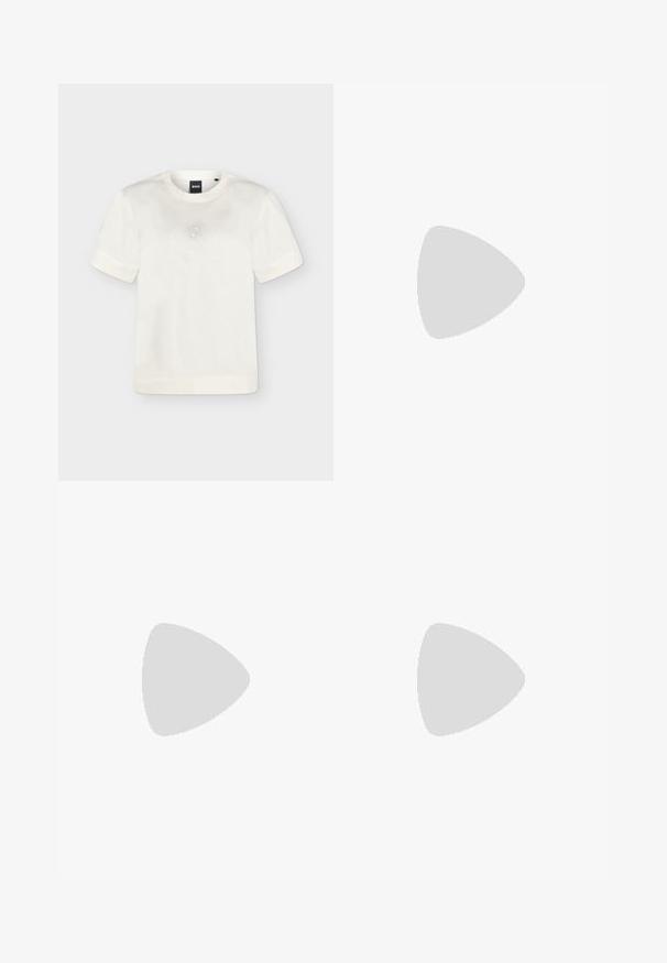 Hvid kortærmet t-shirt med rund hals og et subtilt prikkemønster, der danner en firkant på brystet, samt en sort BOSS-label inde i kraven.; Lyseblå vide jeans lavet af denim. Har en høj talje, to forlommer og en lige benlængde med let fading i stoffet.; Lyserød flad lædersko med elastisk hælkappe svævende over grå asfaltbund, flisevæg i baggrunden.; Beige tekstureret læder crossbody-taske med guldkæde-rem og klaplukning, kompakt rektangulært formet, Michael Kors-logo på forsiden.