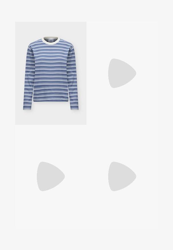 Chemise à manches longues rayée horizontalement bleu et blanc avec un col rond blanc et un ourlet droit.; Jean bleu foncé taille haute avec jambes droites, boutons en cuivre, poches à rabat à l'avant et coutures jaunes visibles.; Des sandales en cuir marron à glisser présentent deux larges lanières avec du matériel doré, reposant sur une semelle en caoutchouc noir texturé.; Sac à main bordeaux en matériau brillant, de forme rectangulaire, avec deux anses et des accents légèrement courbés à l'avant.