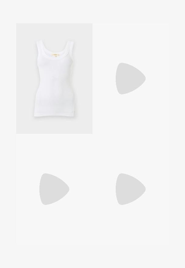 Witte geribde mouwloze tanktop met ronde hals, plat gelegd tegen een lichte achtergrond.; Lichtblauwe flared jeans van denim, met een vervaagd ontwerp, vijf zakken en een knoop- en ritssluiting aan de voorkant.; Crèmekleurige pumps met een puntige neus en een lage, unieke bolvormige hak op een effen witte achtergrond.; Geplooide beige leren clutch met een zilveren metalen frame, voorzien van twee ronde decoratieve sluitingen en een zilveren kettingriem.