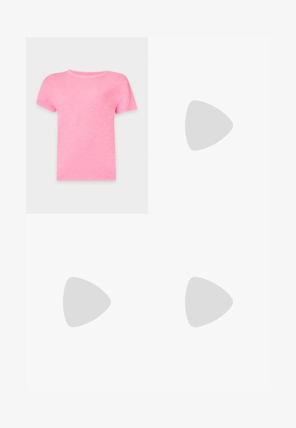 Camiseta rosa lisa de manga corta con cuello redondo, mostrada extendida sobre un fondo claro, sin patrones ni logotipos visibles.; Jeans de denim de pierna ancha en azul oscuro. Cuenta con cuatro bolsillos, grandes detalles de costura y un diseño de cintura alta. Cierre clásico de botón.; Zapato slingback de cuero negro con punta afilada, tacón pequeño y detalle de hebilla decorativa en la parte superior. Textura suave, diseño minimalista.; Bolso de cuero rojo con dos asas superiores, lazos decorativos en la parte delantera y una etiqueta en el lateral sobre un fondo blanco.