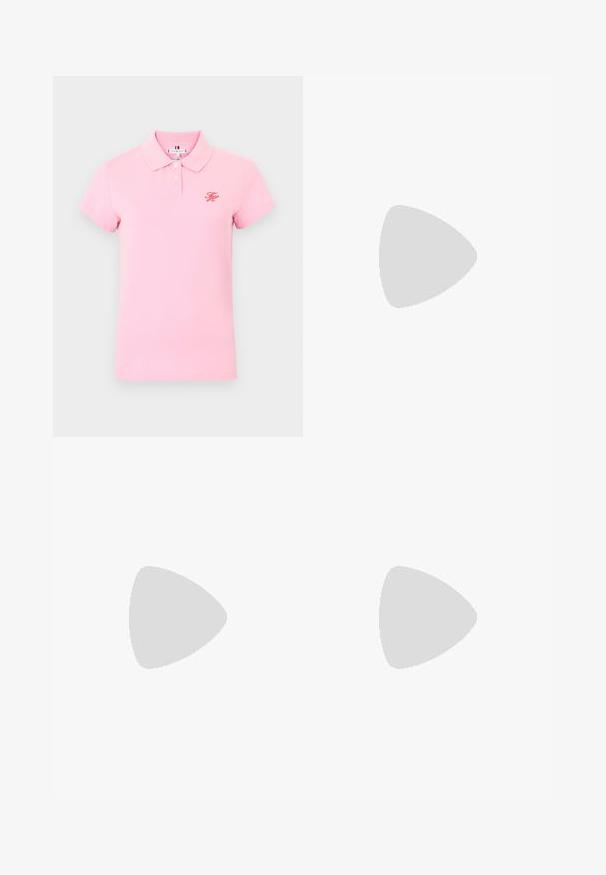 Hellrosa kurzärmliges Poloshirt mit zwei weißen Knöpfen und kleinen roten gestickten Initialen auf der linken Brust.; Helle blaue Jeans im weit geschnittenen Schnitt mit hoher Taille, Falten an der Vorderseite und einem rohen Saum für einen lässigen Look.; Schwarzer High-Heel-Schuh mit spitzer Zehe und goldem Logo, auf einer reflektierenden Oberfläche nahe einem verchromten Draht-Organizer mit Dokumenten positioniert.; Rosa Ledertasche mit rechteckiger Form, zwei Griffen und einem kleinen Metallemblem auf der Vorderseite, mit einer glatten, glänzenden Oberfläche.
