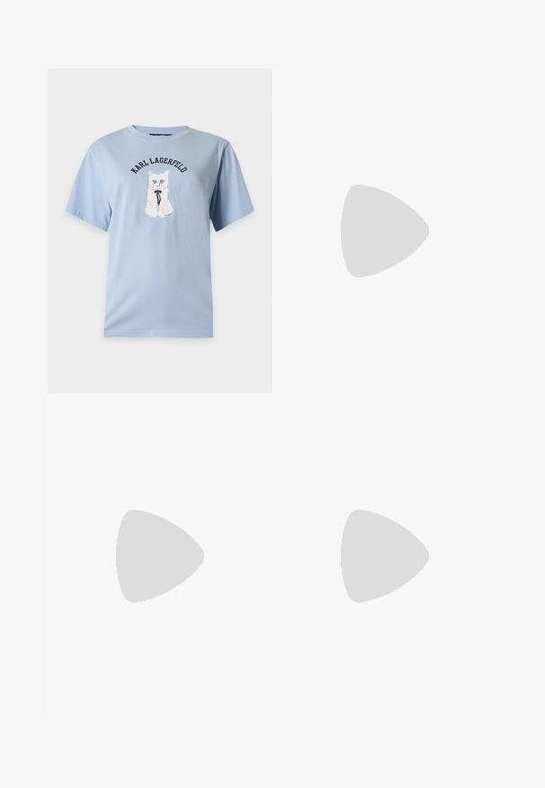 Camiseta de manga corta de color azul claro con un gato blanco que lleva un lazo negro y el texto "KARL LAGERFELD" encima del gato.; Vaqueros de pierna ancha en denim azul medio con patrones de costura en contraste y múltiples diseños de bolsillos. Cintura alta con cierre de botón.; Tacón slingback negro de charol con punta afilada, que presenta un estampado de serpiente texturizado, correa ajustable y un tacón bloque corto y texturizado.; Cárdigan negro de punto, blusa blanca, falda de mezclilla con patrón de diamantes en azul y negro, bolso negro y sandalias deslizantes beige.