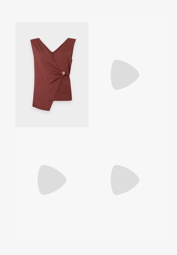 Top marrón sin mangas con dobladillo asimétrico y un broche decorativo dorado en el lateral.; Pantalones rectos negros a medida con cintura alta y pliegues frontales, exhibidos sobre un fondo liso.; Zapato de tacón tipo slingback de cuero burdeos con textura de cocodrilo, punta afilada, correa ajustable con hebilla y tacón bajo tipo kitten sobre un fondo blanco.; Bolso burdeos hecho de material brillante, de forma rectangular, con dos asas para el hombro y sutiles acentos curvados en la parte frontal.