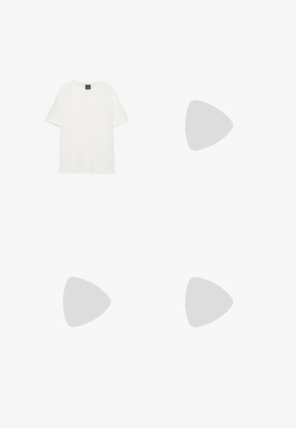 T-shirt Henley blanc à manches courtes avec col rond et quatre boutons blancs sur la patte de boutonnage avant.; Jean bleu clair à jambes larges avec des éclaboussures de peinture, bouton à l'avant et poches, posé à plat sur un fond blanc.; Josef Seibel Sabots - taupe; Lunettes de soleil Ray-Ban avec des verres verts, monture en plastique noir et accents dorés sur les bords. Forme carrée avec une finition mate.