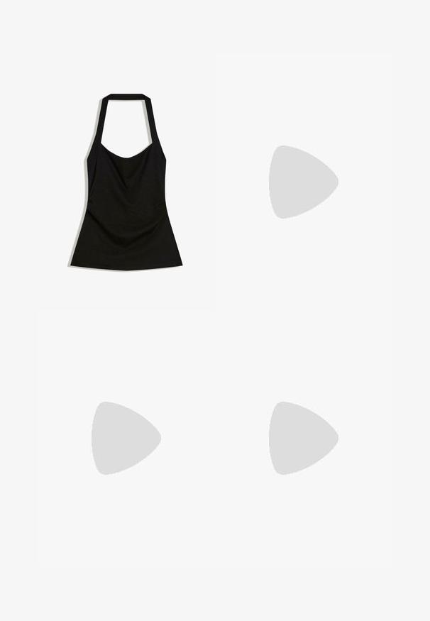 Haut noir sans manches à col licou avec un décolleté carré et un ourlet légèrement évasé.; Jeans flare en denim gris avec une finition délavée, dotés d'une fermeture à bouton, de cinq poches et de coutures le long de la taille et de l'ourlet.; Baskets Adidas noires avec des bandes blanches et une semelle beige, capturées en plein air au-dessus d'une surface en pierre et d'un mur en pierre en arrière-plan.; Sac à main en cuir noir brillant avec deux poignées, poche avant zippée et bandoulière amovible sur fond blanc.