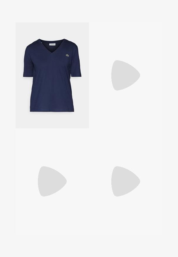 T-shirt bleu marine à col en V, fabriqué en coton doux, avec des manches courtes et un petit logo vert Lacoste sur le côté gauche de la poitrine.; Jeans blancs à jambes larges en denim. Présentent une fermeture à bouton et un design traditionnel à cinq poches. Texture lisse avec une finition soignée.; Baskets en cuir blanc avec un logo V en caoutchouc noir. Semelle texturée blanc cassé, lacets blancs et détail sur le talon arrière portant le nom de la marque en noir.; Boucles d'oreilles en métal doré en forme d'anneau, avec une finition lisse et arrondie. Elles possèdent des accents orange à l'arrière pour un maintien sécurisé.